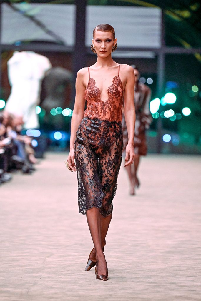 Gigi Hadis la prezentarea Saint Laurent toamna iarna 2026