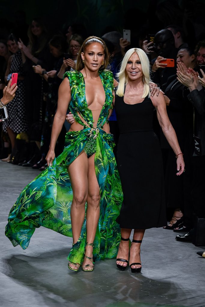 Jennifer Lopez intr-o reinterpretare a rochiei celebrei rochii Versace alaturi de Donatella Versace pe podiumul Versace in 2019