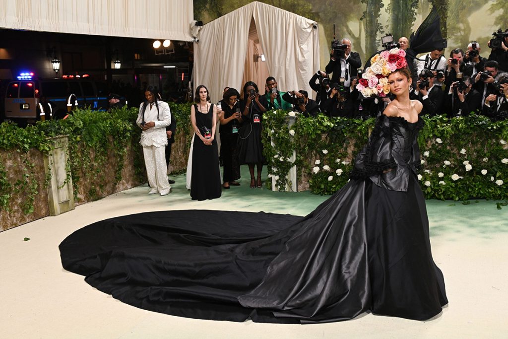 fashion icon zendaya si stilul ei vestimentar givenchy philip treacy met gala 2024 - Zendaya & stilul ei vestimentar, croit in jurul ei si al personajelor pe care le interpreteaza