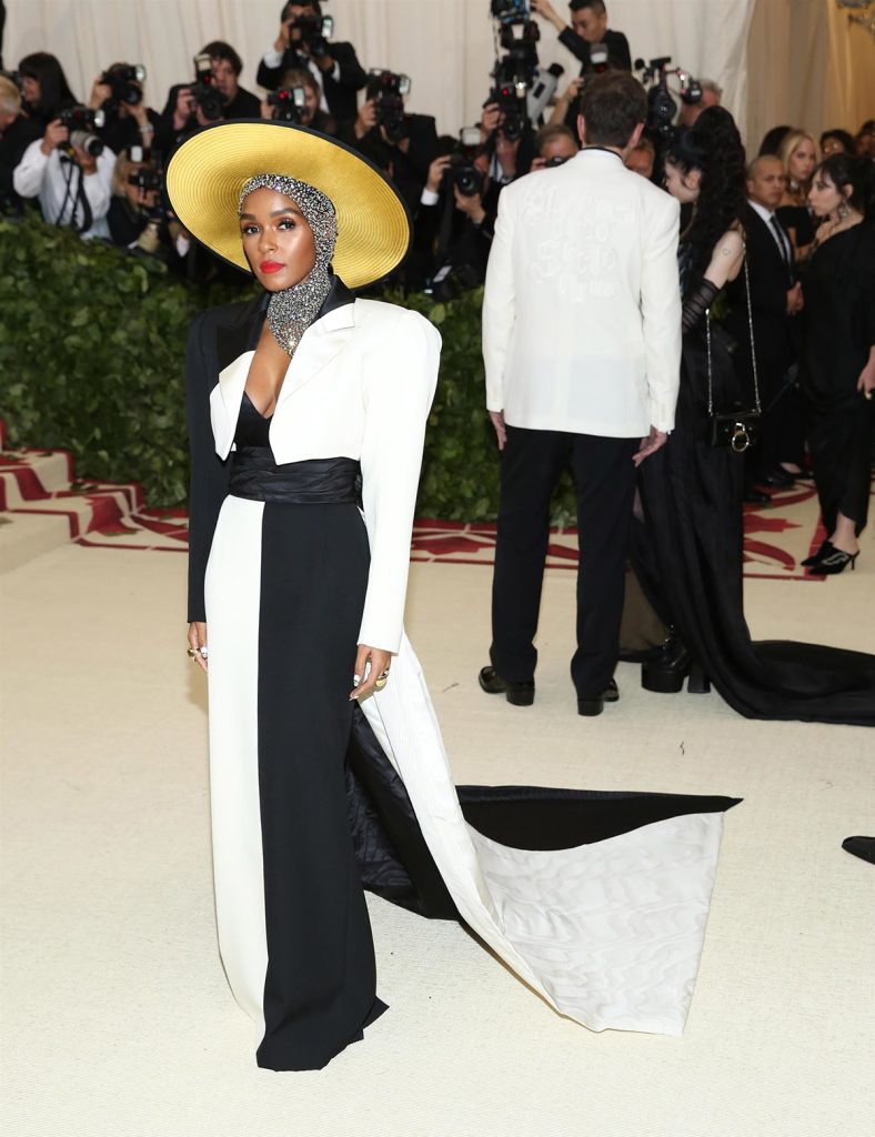 Palarii si alte accesorii memorabile de purtat pe cap vazute la Met Gala de a lungul anilor 1 - Palarii & alte accesorii memorabile, vazute la Met Gala de-a lungul timpului