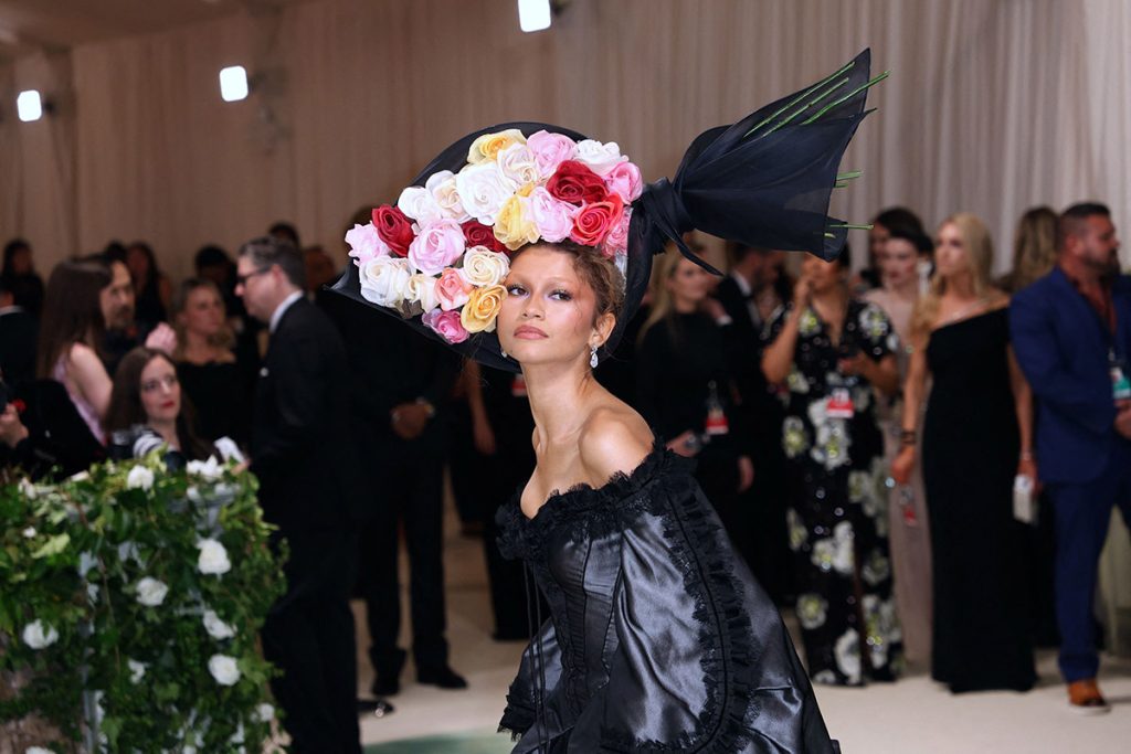 Palarii si alte accesorii memorabile de purtat pe cap vazute la Met Gala de a lungul anilor 11 - Palarii & alte accesorii memorabile, vazute la Met Gala de-a lungul timpului