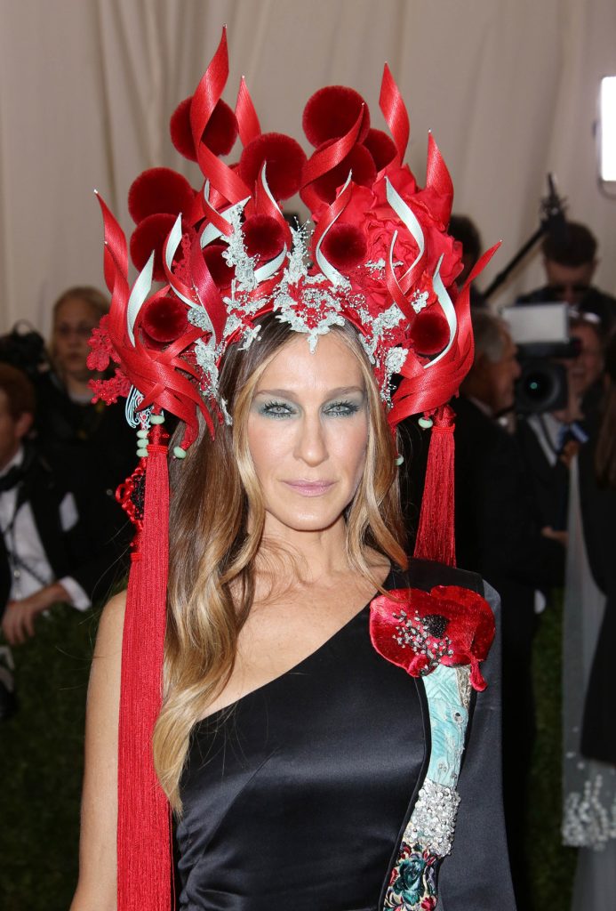 Palarii si alte accesorii memorabile de purtat pe cap vazute la Met Gala de a lungul anilor 13 - Palarii & alte accesorii memorabile, vazute la Met Gala de-a lungul timpului