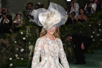 Palarii si alte accesorii memorabile de purtat pe cap vazute la Met Gala de a lungul anilor 16 - Palarii & alte accesorii memorabile, vazute la Met Gala de-a lungul timpului