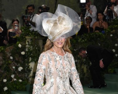 Palarii si alte accesorii memorabile de purtat pe cap vazute la Met Gala de a lungul anilor 16 - Palarii & alte accesorii memorabile, vazute la Met Gala de-a lungul timpului