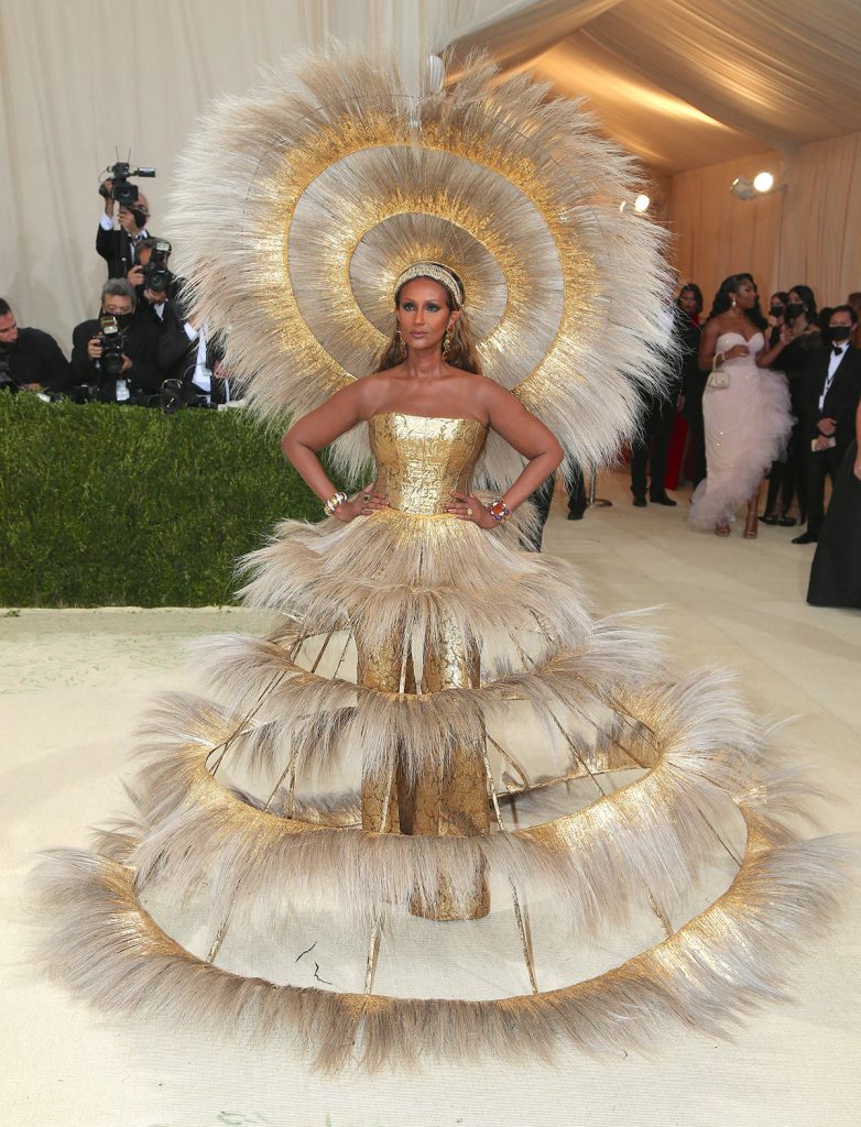 Palarii si alte accesorii memorabile de purtat pe cap vazute la Met Gala de a lungul anilor 5 - Palarii & alte accesorii memorabile, vazute la Met Gala de-a lungul timpului