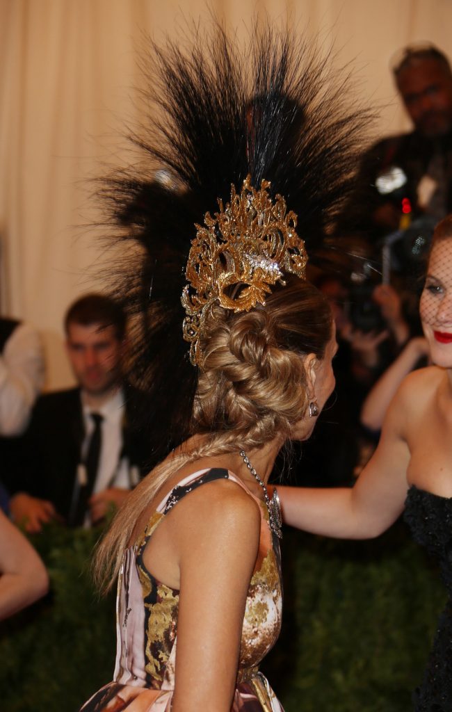 Palarii si alte accesorii memorabile de purtat pe cap vazute la Met Gala de a lungul anilor 8 - Palarii & alte accesorii memorabile, vazute la Met Gala de-a lungul timpului