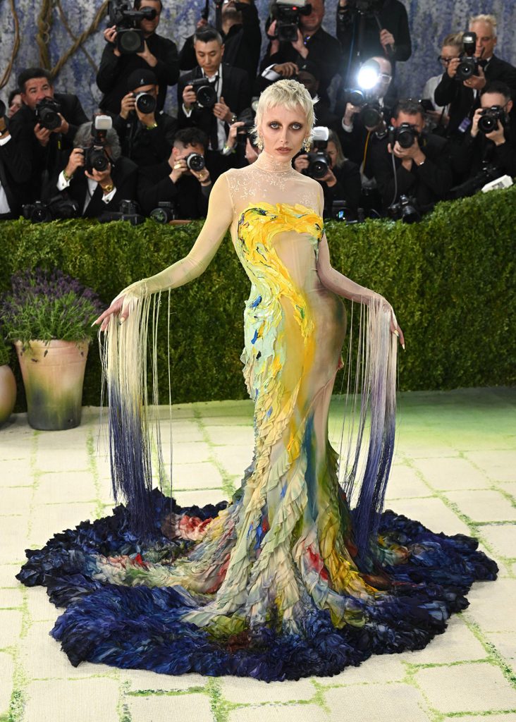 met gala 2026 fashion is art emma chamberlain - Fashion Is Art. Trei dintre tinutele preferate de la Met Gala 2026.