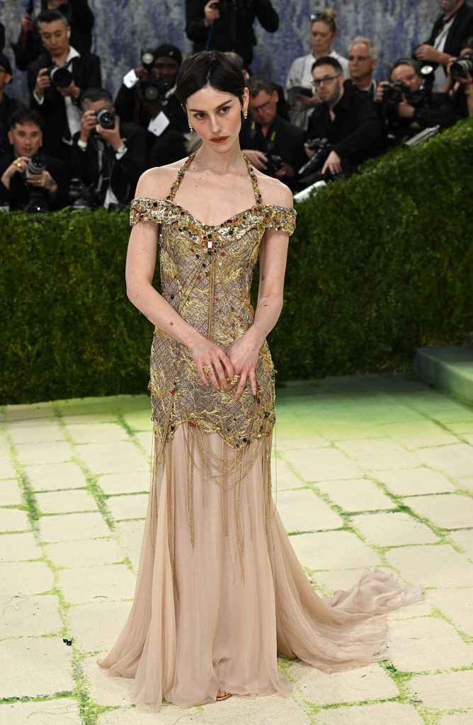 met gala 2026 fashion is art gracie abrams - Fashion Is Art. Trei dintre tinutele preferate de la Met Gala 2026.