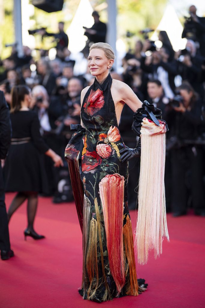 motive florale ca niste picturi rochii de ocazie inspirate festivalul de film de la Cannes 2026 1 - Rochii cu motive florale ca niste picturi