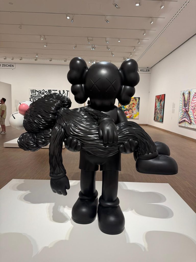 KAWS Art Comix la Albertina Modern cand benzile desenate intra in muzeu 16 1 - KAWS: Art & Comix la Albertina Modern – cand benzile desenate intra in muzeu