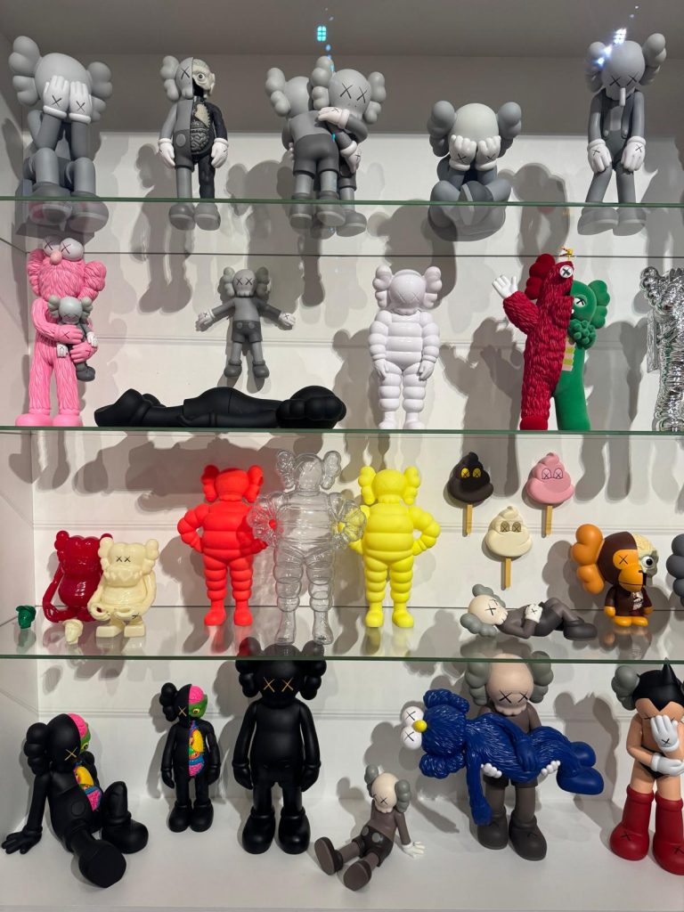 KAWS Art Comix la Albertina Modern cand benzile desenate intra in muzeu 6 1 - KAWS: Art & Comix la Albertina Modern – cand benzile desenate intra in muzeu