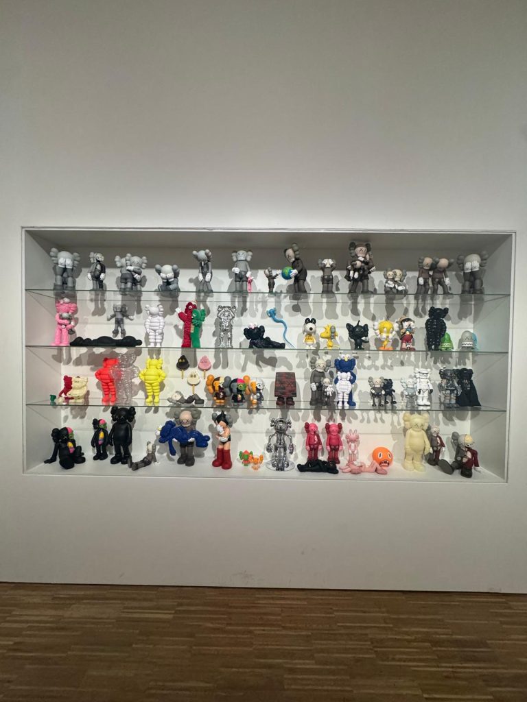 KAWS Art Comix la Albertina Modern cand benzile desenate intra in muzeu 8 1 - KAWS: Art & Comix la Albertina Modern – cand benzile desenate intra in muzeu