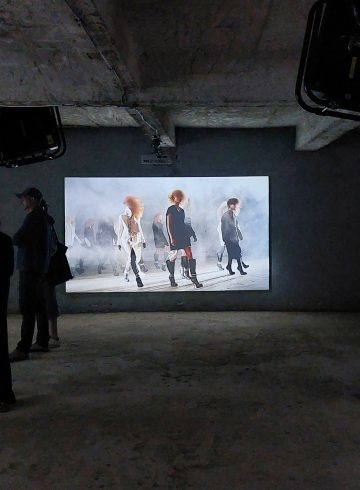 Cadru din expozitia The Outsider cu fotografii de la fashion week realizate de Andreea Macri