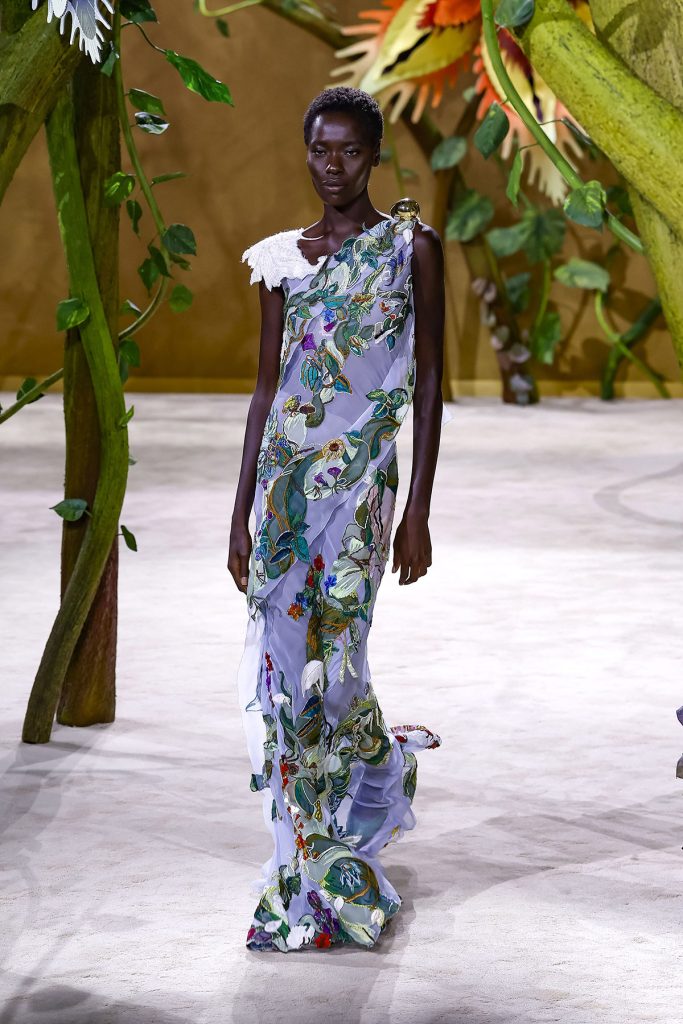 10 rochii haute couture pentru toamna iarna 2026 De pe catwalk pe covorul rosu Elie Saab 1 - 10 rochii haute couture toamna-iarna 2026. De pe catwalk pe covorul rosu.
