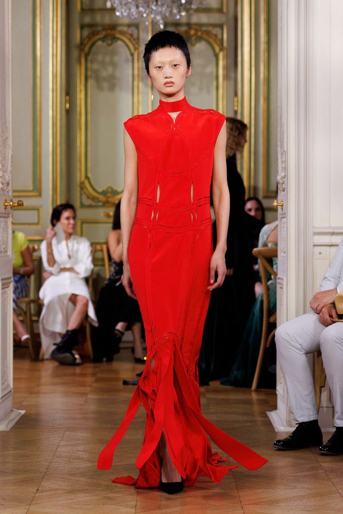 10 rochii haute couture pentru toamna iarna 2026 De pe catwalk pe covorul rosu Standing Ground - 10 rochii haute couture toamna-iarna 2026. De pe catwalk pe covorul rosu.