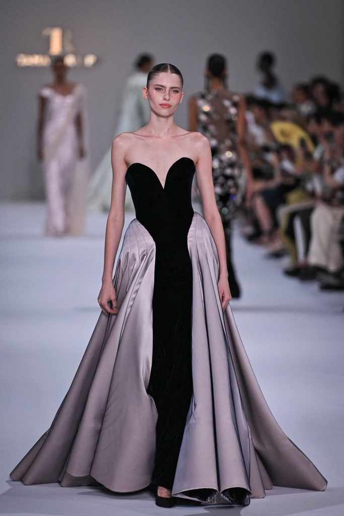 10 rochii haute couture pentru toamna iarna 2026 De pe catwalk pe covorul rosu Tamara Ralph 1 - 10 rochii haute couture toamna-iarna 2026. De pe catwalk pe covorul rosu.