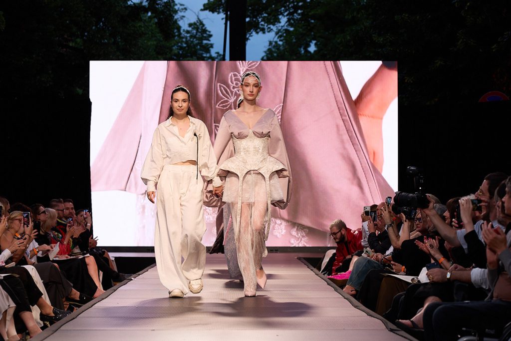 BARA PATRICIA UAD FASHION Raluca Ciornea1 - UAD Fashion 2026. 36 de colectii prezentate pe acelasi podium.