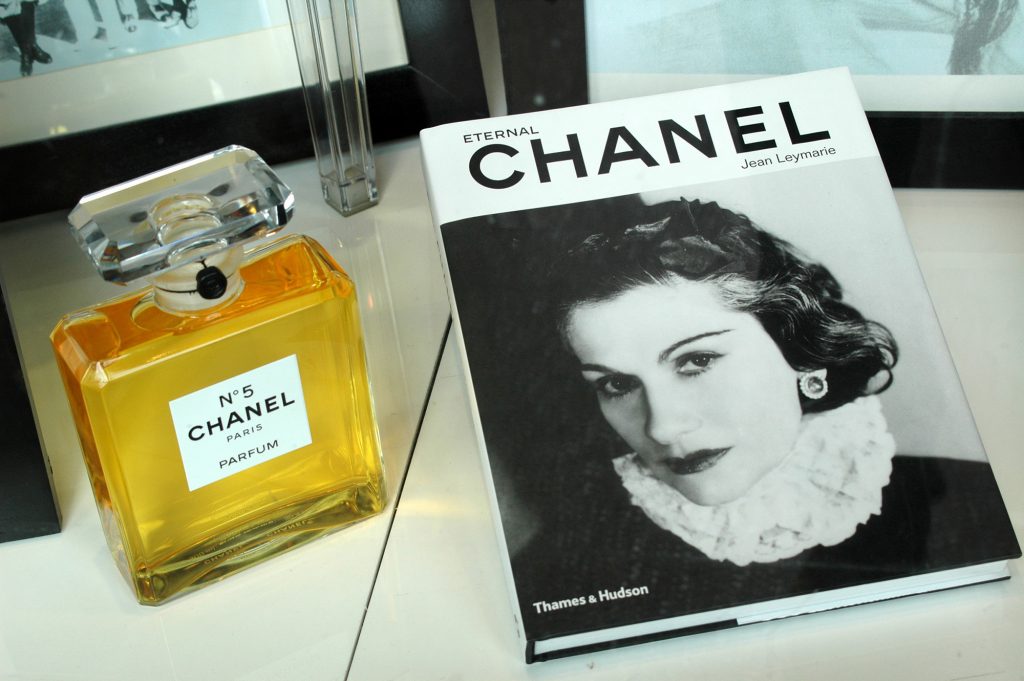Cadru din expozitia Culture Chanel Number 5 din 2013