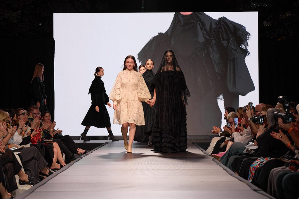 STRUGAR CRISTINA UAD FASHION Raluca Ciornea3 - UAD Fashion 2026. 36 de colectii prezentate pe acelasi podium.