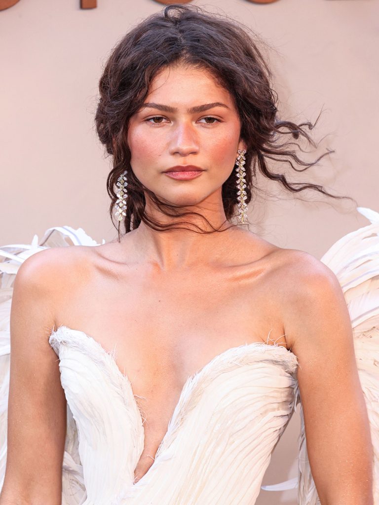 Zendaya prezenta angelica pe covorul rosu The Odyssey 1 - Zendaya, o aparitie angelica pe covorul rosu