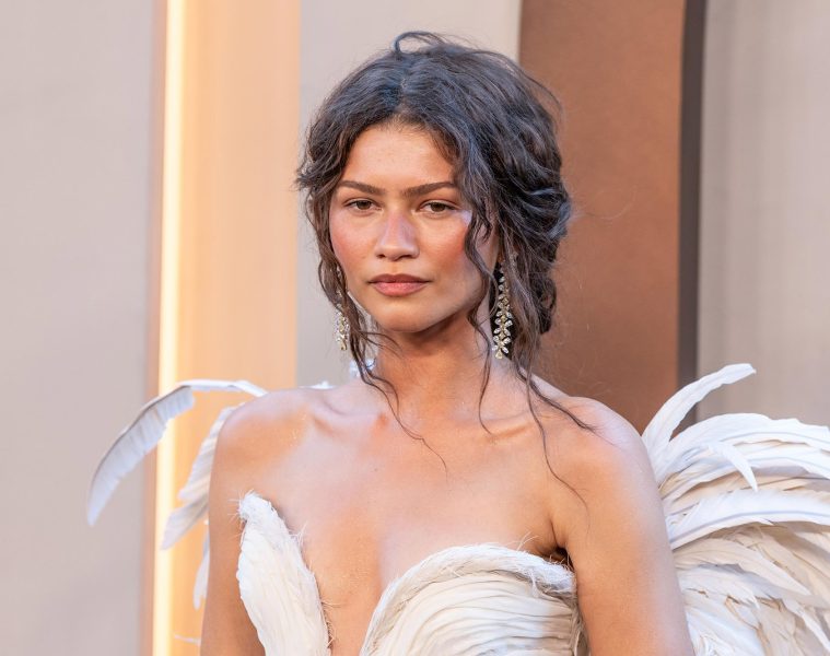 Zendaya prezenta angelica pe covorul rosu The Odyssey 2 - Zendaya, o aparitie angelica pe covorul rosu