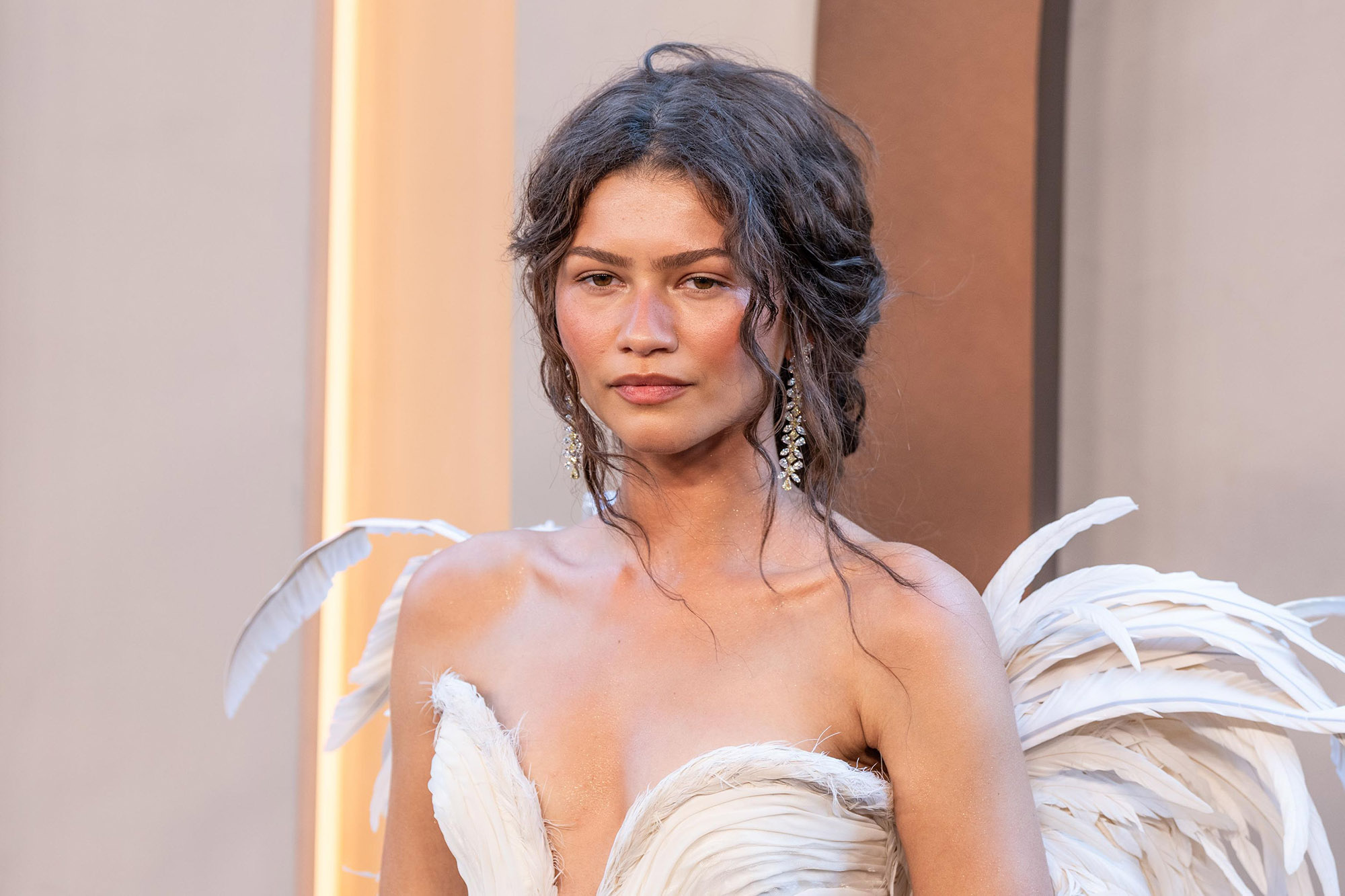 Zendaya prezenta angelica pe covorul rosu The Odyssey 2 - Zendaya, o aparitie angelica pe covorul rosu