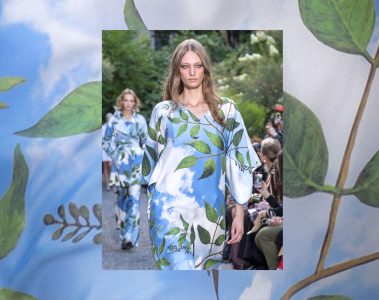 Model care poarta o tinuta de vara cu imprimeuri impresionante, inspirate din natura