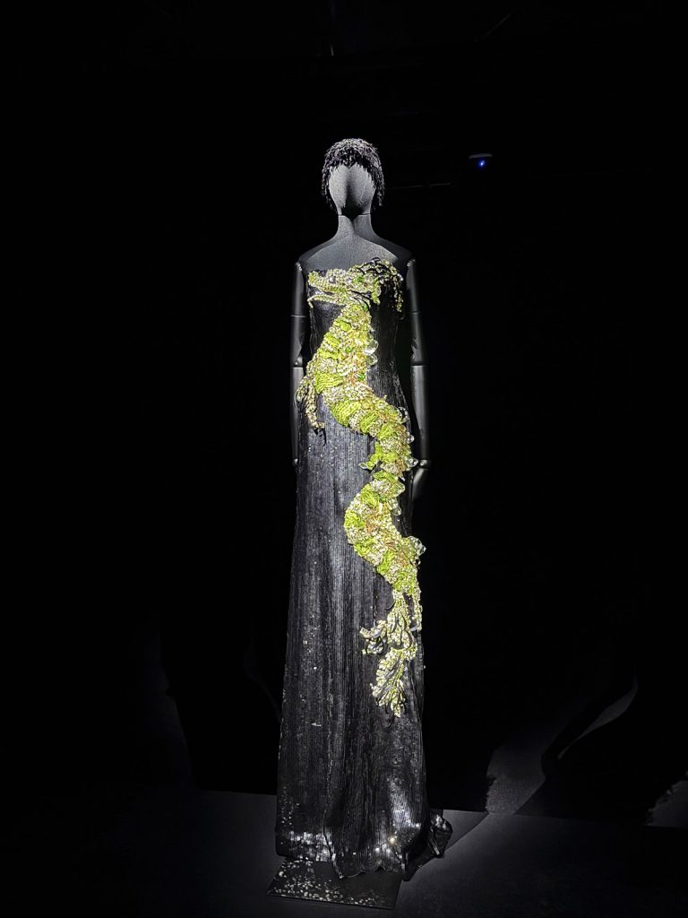 20 de ani de moda haute couture la Armani Silos 12 - 20 de ani de moda haute couture la Armani/Silos