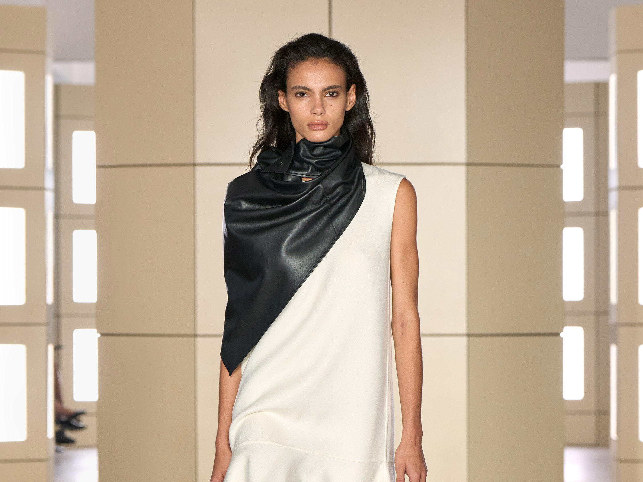 COS AW26 SHOW - Moda anilor ’20 reinterpretata in colectia COS toamna-iarna 2026