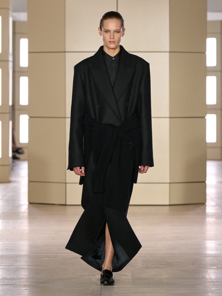 COS AW26 SHOW LOOK 01 - Moda anilor ’20 reinterpretata in colectia COS toamna-iarna 2026