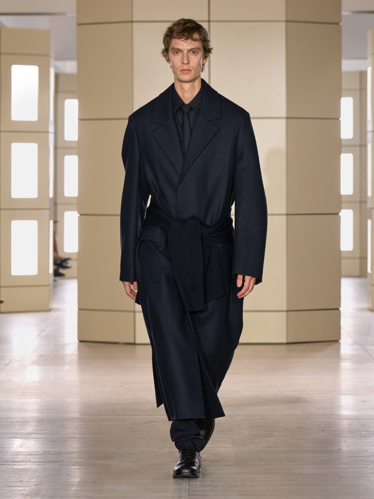COS AW26 SHOW LOOK 02 - Moda anilor ’20 reinterpretata in colectia COS toamna-iarna 2026