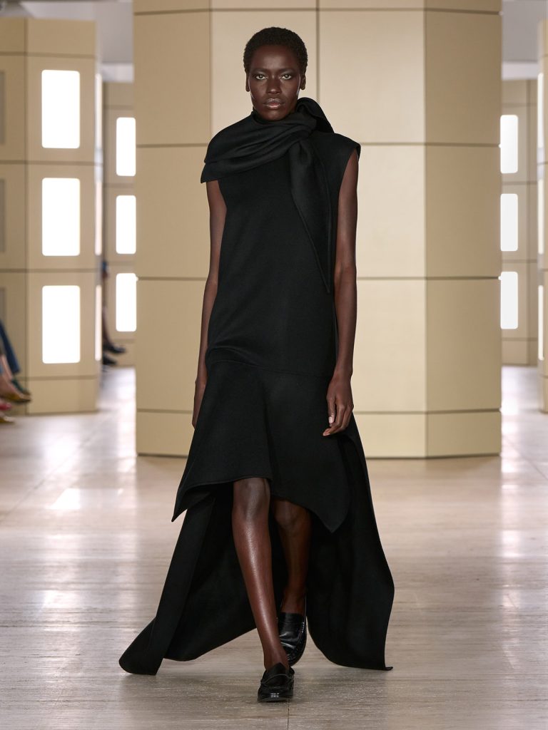 COS AW26 SHOW LOOK 03 - Moda anilor ’20 reinterpretata in colectia COS toamna-iarna 2026