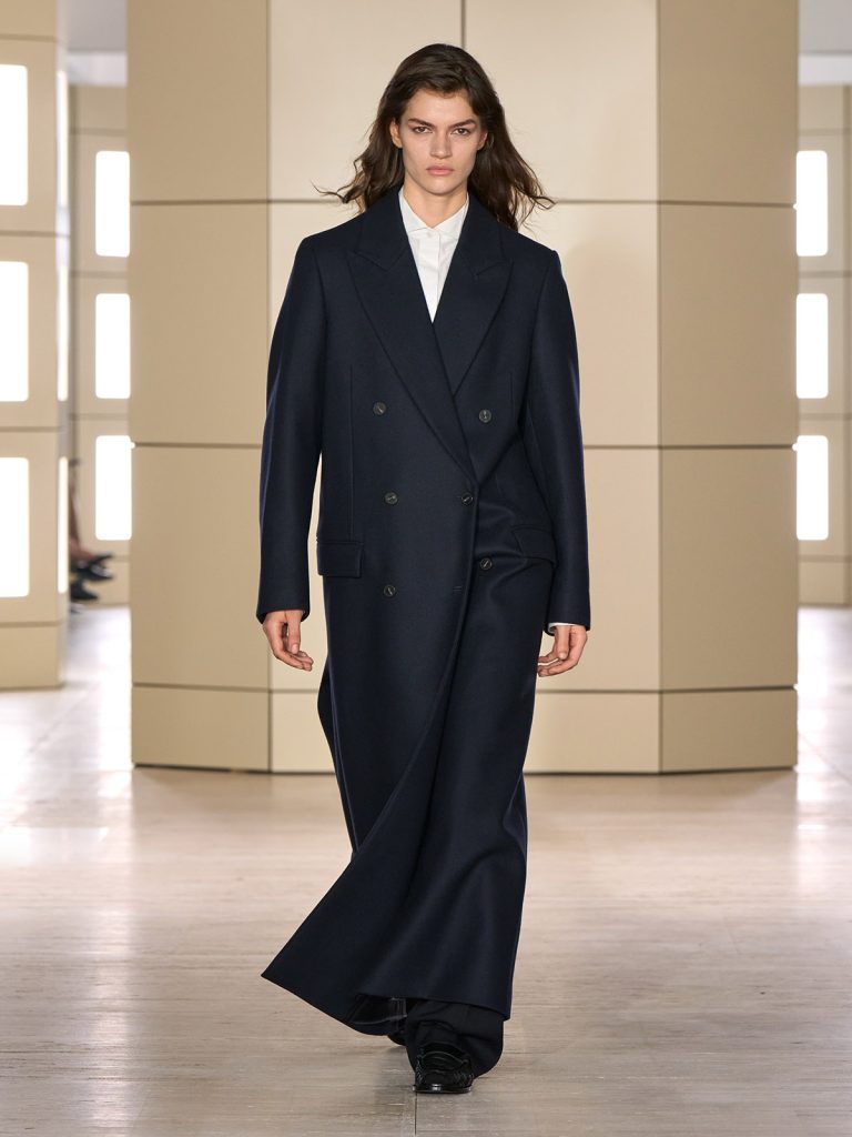 COS AW26 SHOW LOOK 04 - Moda anilor ’20 reinterpretata in colectia COS toamna-iarna 2026