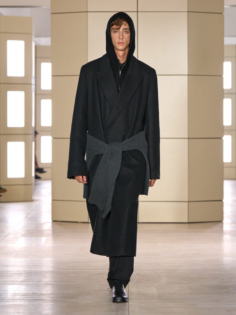 COS AW26 SHOW LOOK 06 - Moda anilor ’20 reinterpretata in colectia COS toamna-iarna 2026