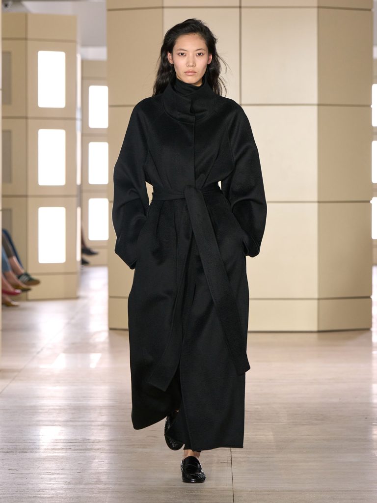 COS AW26 SHOW LOOK 10 - Moda anilor ’20 reinterpretata in colectia COS toamna-iarna 2026