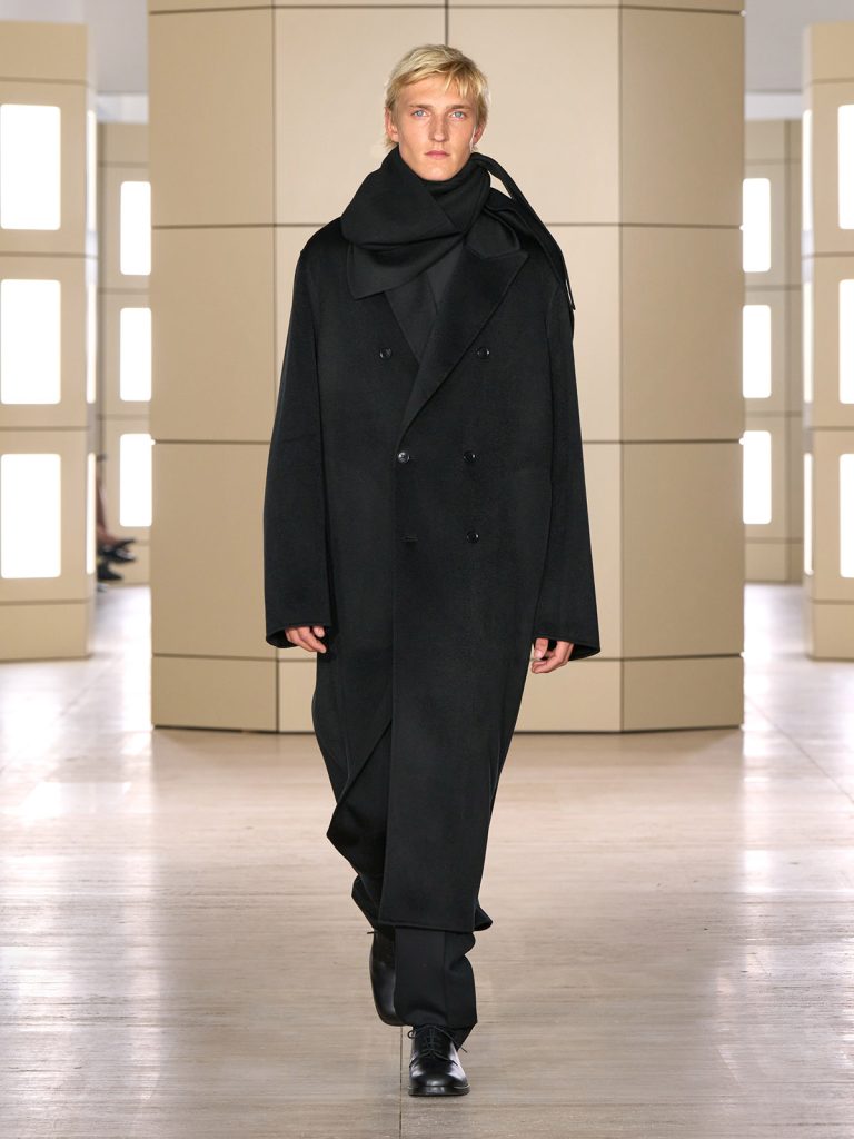 COS AW26 SHOW LOOK 12 - Moda anilor ’20 reinterpretata in colectia COS toamna-iarna 2026