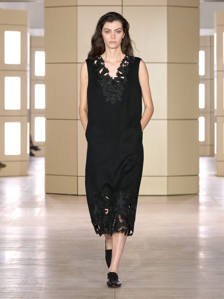 COS AW26 SHOW LOOK 13 - Moda anilor ’20 reinterpretata in colectia COS toamna-iarna 2026