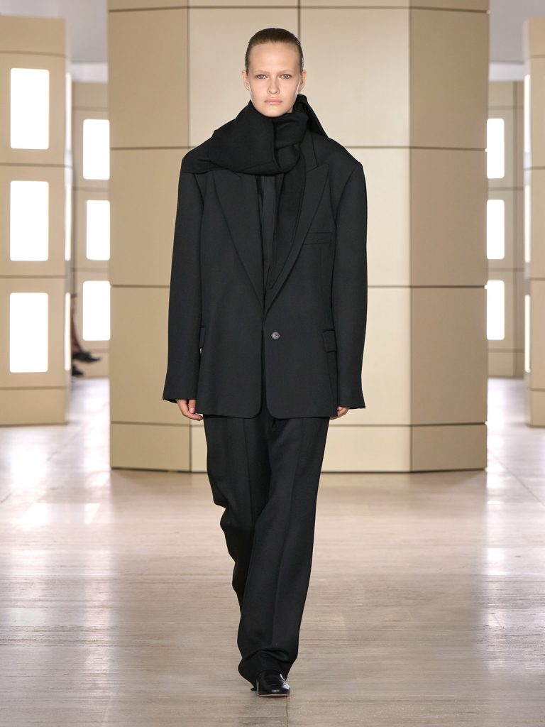 COS AW26 SHOW LOOK 14 - Moda anilor ’20 reinterpretata in colectia COS toamna-iarna 2026