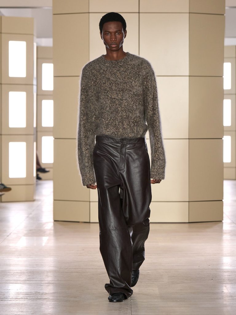 COS AW26 SHOW LOOK 15 - Moda anilor ’20 reinterpretata in colectia COS toamna-iarna 2026