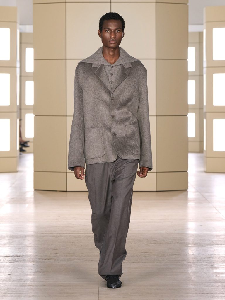 COS AW26 SHOW LOOK 17 - Moda anilor ’20 reinterpretata in colectia COS toamna-iarna 2026