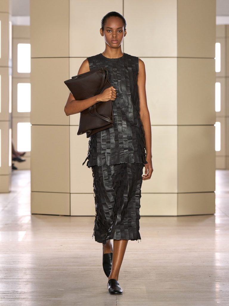 COS AW26 SHOW LOOK 18 - Moda anilor ’20 reinterpretata in colectia COS toamna-iarna 2026