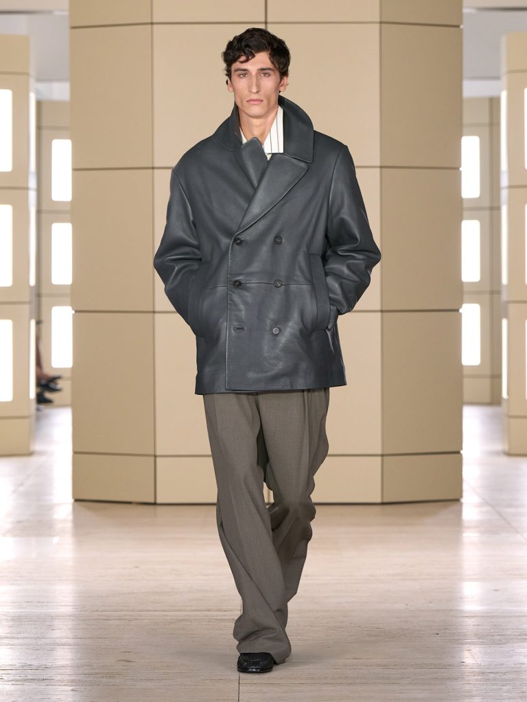 COS AW26 SHOW LOOK 19 - Moda anilor ’20 reinterpretata in colectia COS toamna-iarna 2026