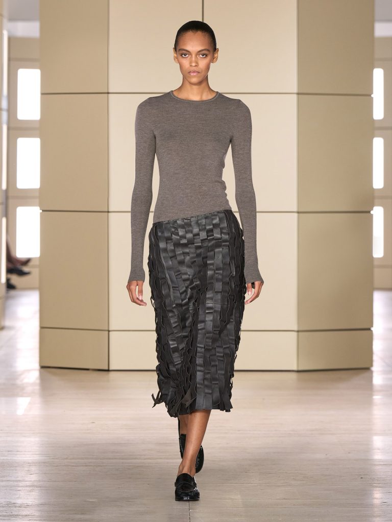 COS AW26 SHOW LOOK 20 - Moda anilor ’20 reinterpretata in colectia COS toamna-iarna 2026