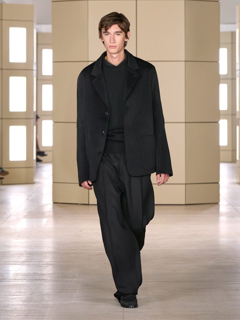 COS AW26 SHOW LOOK 21 - Moda anilor ’20 reinterpretata in colectia COS toamna-iarna 2026