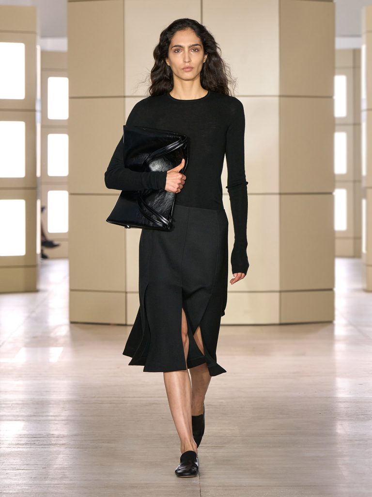 COS AW26 SHOW LOOK 22 - Moda anilor ’20 reinterpretata in colectia COS toamna-iarna 2026
