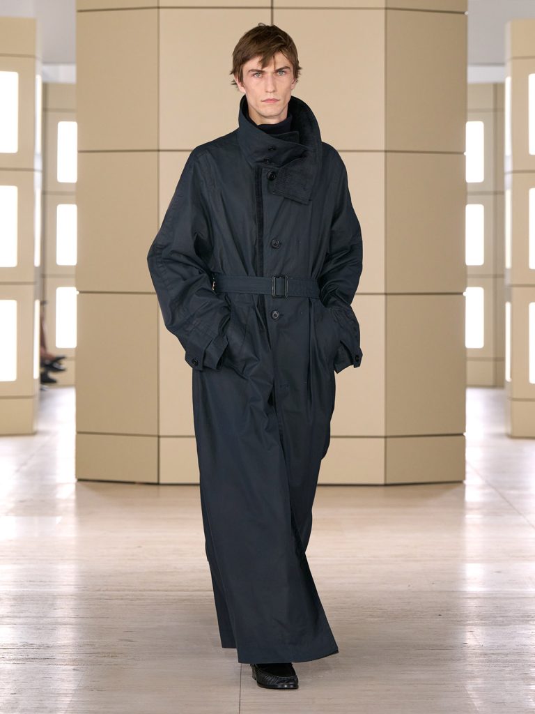 COS AW26 SHOW LOOK 23 - Moda anilor ’20 reinterpretata in colectia COS toamna-iarna 2026