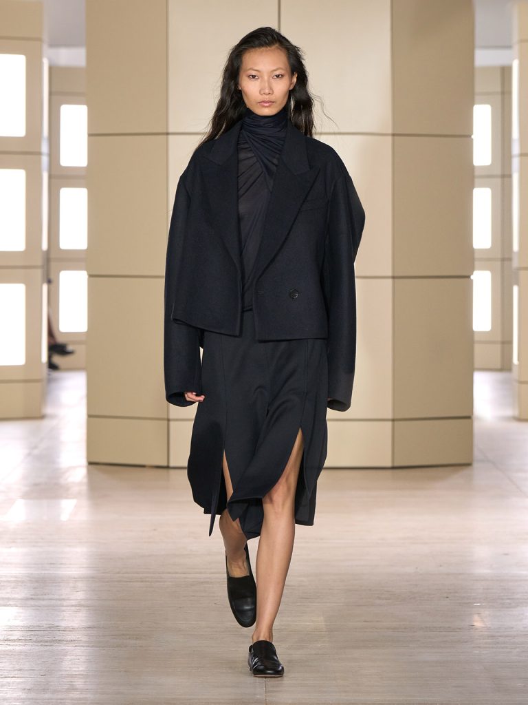 COS AW26 SHOW LOOK 24 - Moda anilor ’20 reinterpretata in colectia COS toamna-iarna 2026