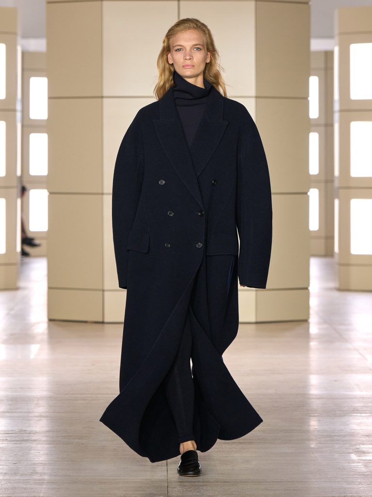 COS AW26 SHOW LOOK 26 - Moda anilor ’20 reinterpretata in colectia COS toamna-iarna 2026