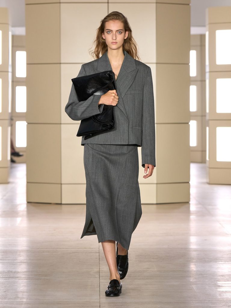 COS AW26 SHOW LOOK 27 - Moda anilor ’20 reinterpretata in colectia COS toamna-iarna 2026