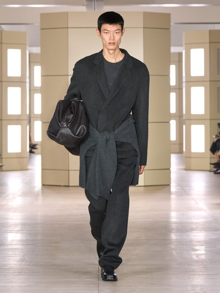 COS AW26 SHOW LOOK 28 - Moda anilor ’20 reinterpretata in colectia COS toamna-iarna 2026